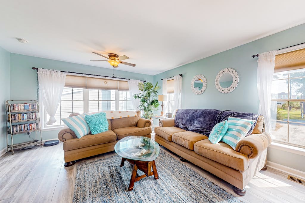 The Reservation - dog-friendly home with fenced yard, deck, grill, & beach gear