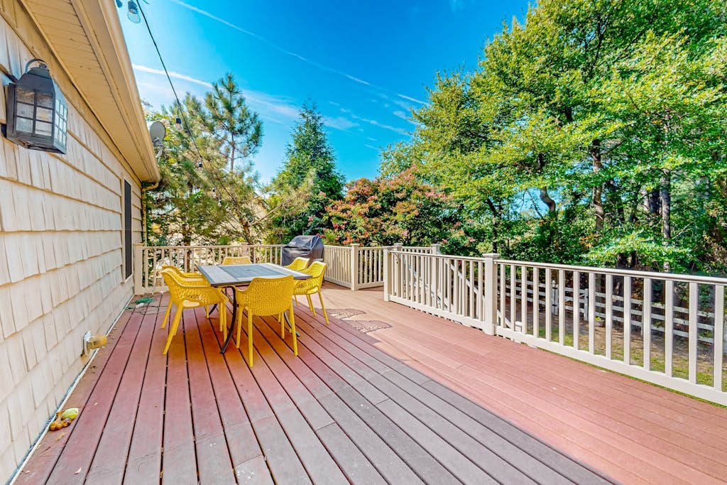 The Reservation - dog-friendly home with fenced yard, deck, grill, & beach gear
