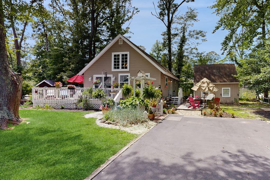 Whites Neck Village house w/deck, free WIFi, W/D, streaming