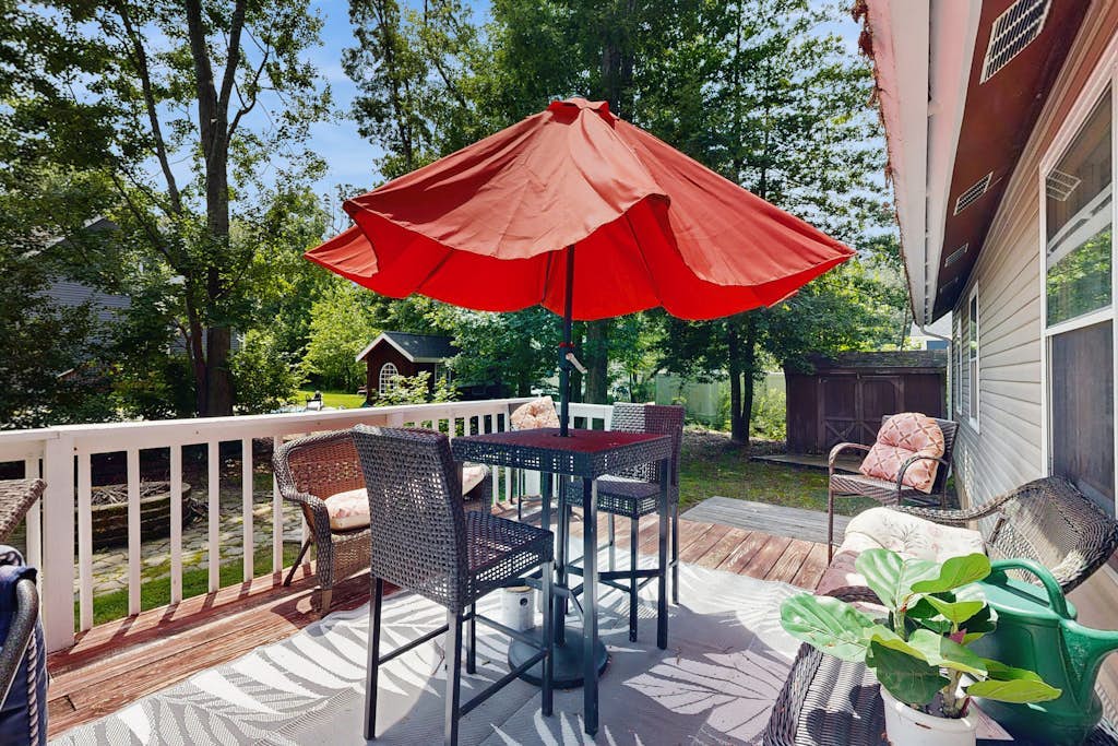 Whites Neck Village house w/deck, free WIFi, W/D, streaming