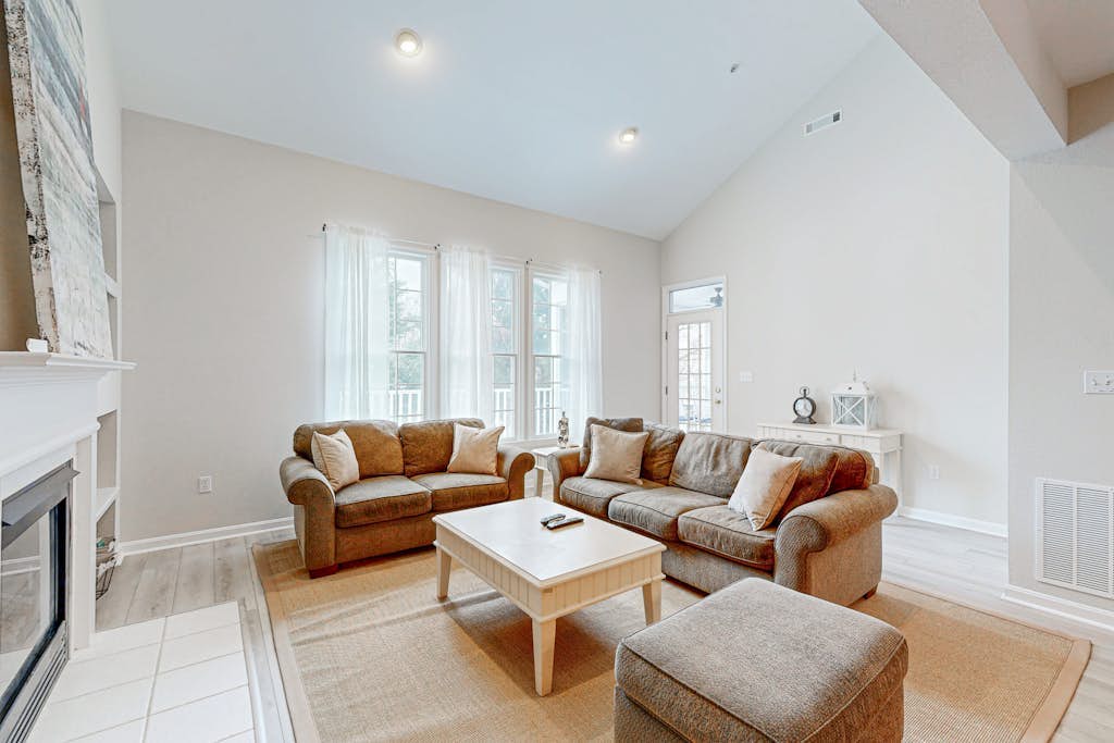 Bear Trap Dunes home w/ AC, fireplace, balcony, W/D, beach shuttle