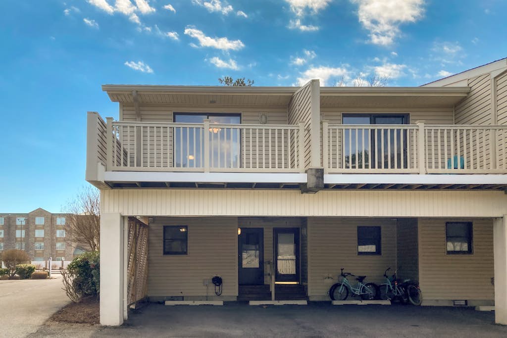 Sea Pines Village - Spectacular condo with W/D, gas grill, balcony, & pool