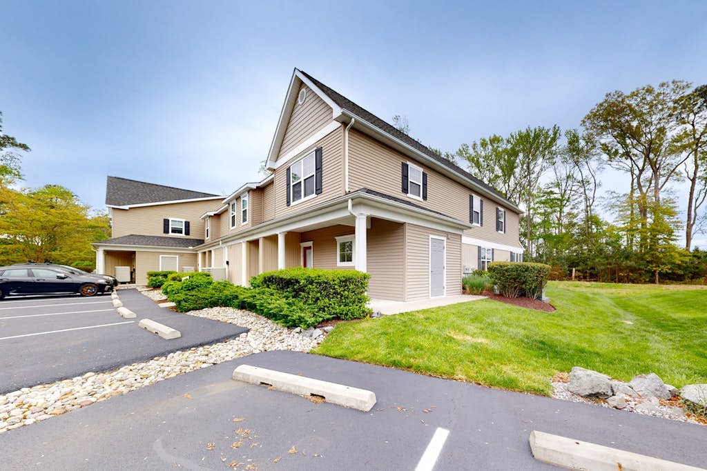 Bayville Shores townhome with a modern interior, AC, & W/D - pool access