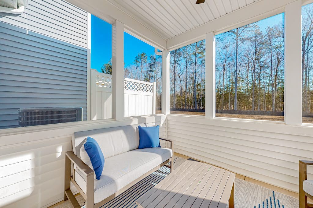 Friendship Creek charming townhome with pool, patio, & garden views - near beach