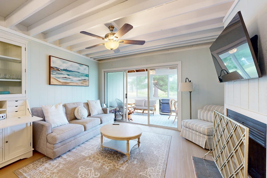 Mallard Lakes townhouse in peaceful community with pool, hot tub, fishing pier