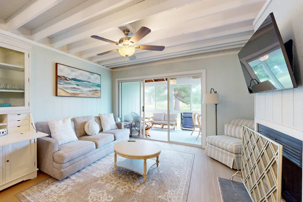 Mallard Lakes townhouse in peaceful community with pool, hot tub, fishing pier