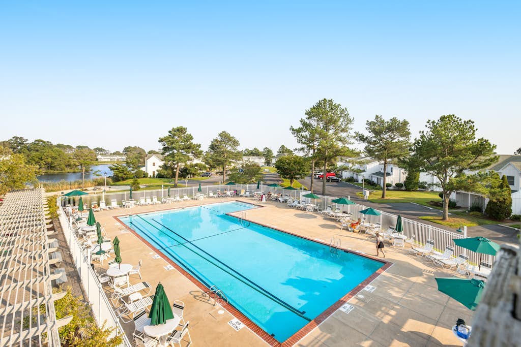 Mallard Lakes townhouse in peaceful community with pool, hot tub, fishing pier