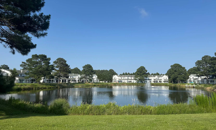 Mallard Lakes townhouse in peaceful community with pool, hot tub, fishing pier