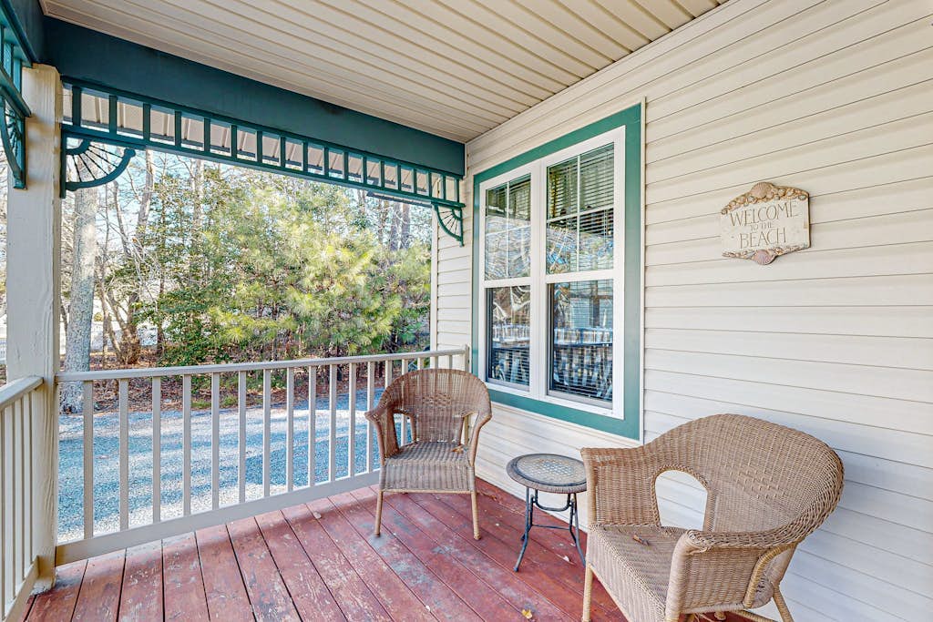 Savannahs Landing home with outdoor shower & shared pool, tennis, & playground
