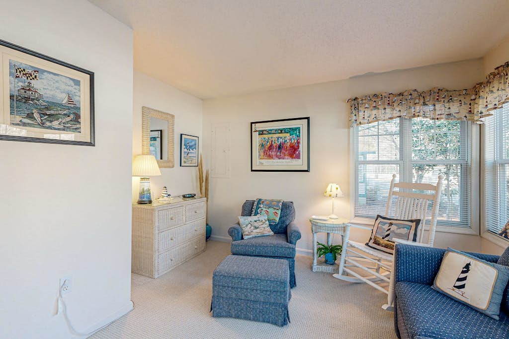 Savannahs Landing home with outdoor shower & shared pool, tennis, & playground