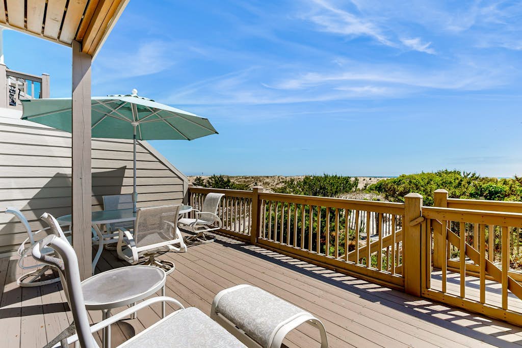Kings Grant Beachfront Townhouse w/Ocean Views, Shared Pool, Free WiFi, Private