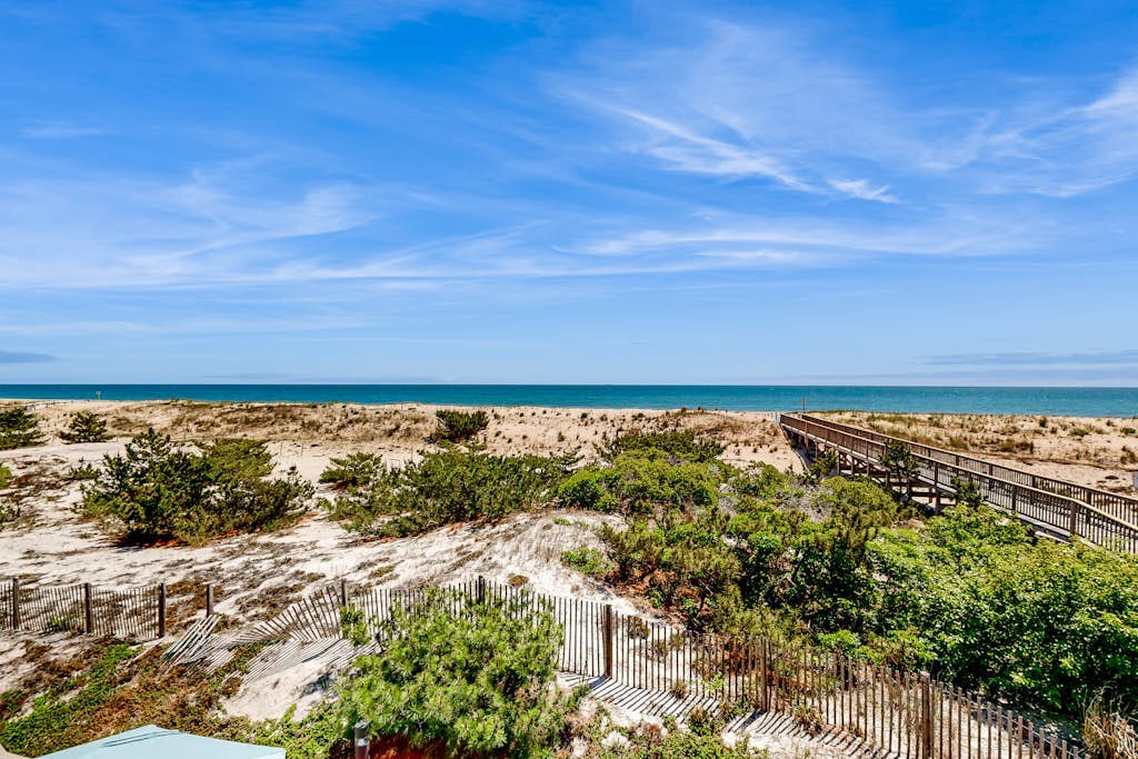 Kings Grant Beachfront Townhouse w/Ocean Views, Shared Pool, Free WiFi, Private