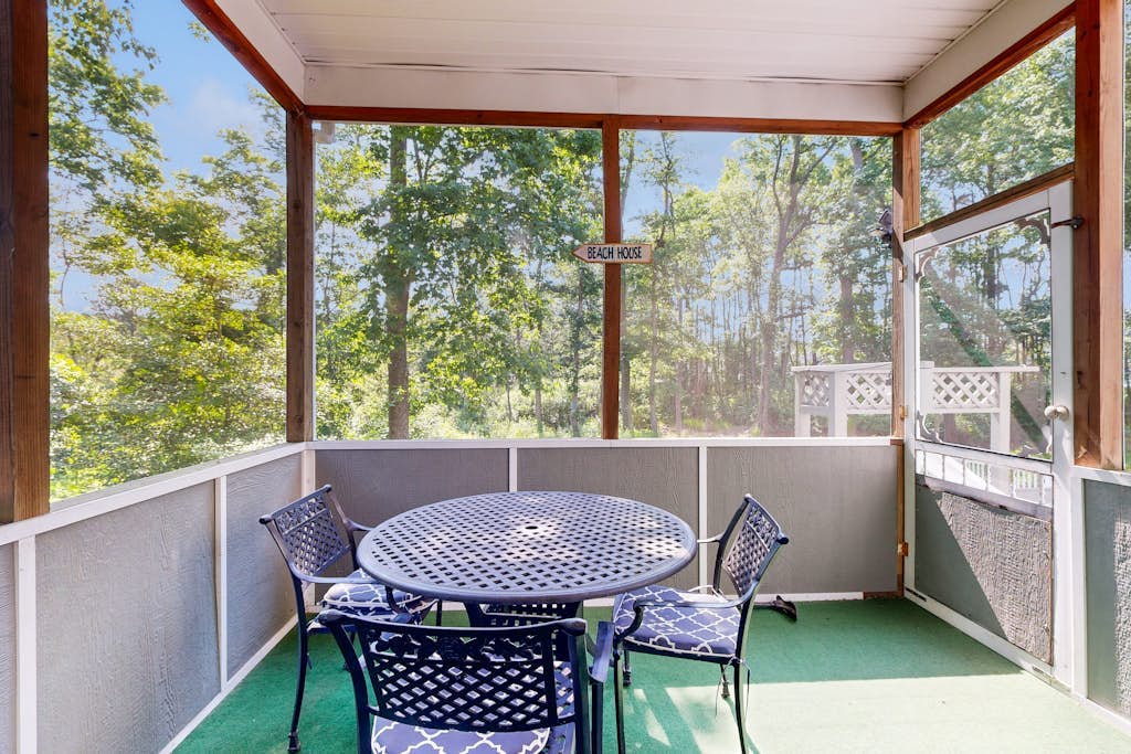 Clearwater Home Close to the Beach w/Shared Pool, Private Washer/Dryer