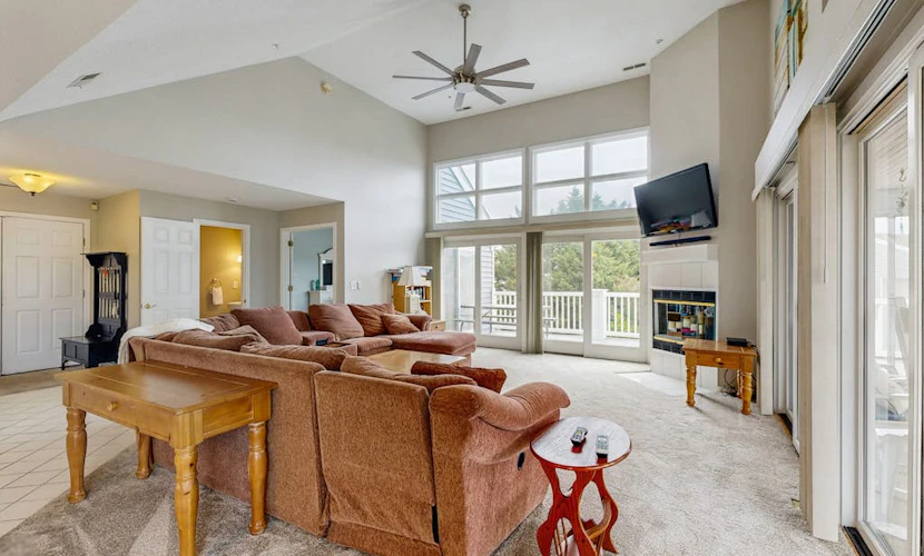 Bay view condo with screened porch, pickleball, on-site golf and shared pool