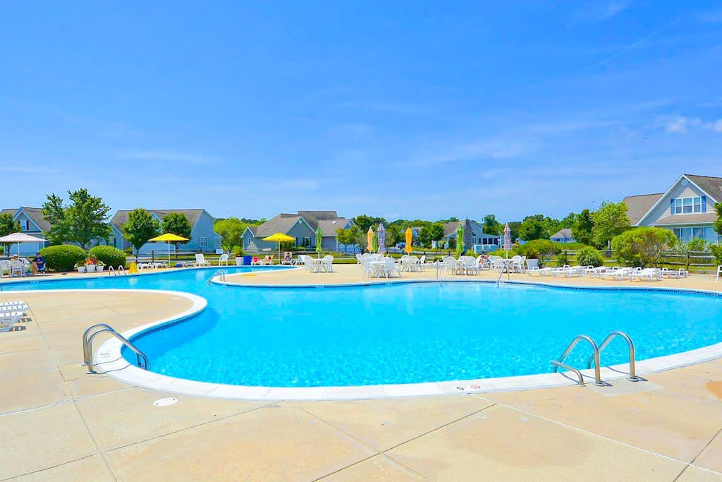 Bay view condo with screened porch, pickleball, on-site golf and shared pool