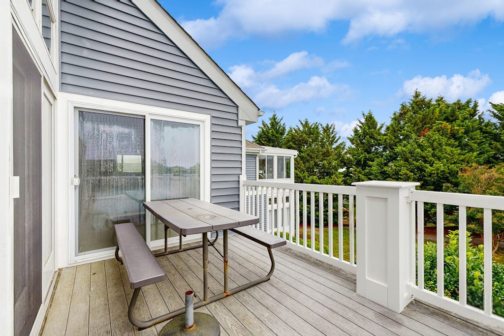 Bay view condo with screened porch, pickleball, on-site golf and shared pool