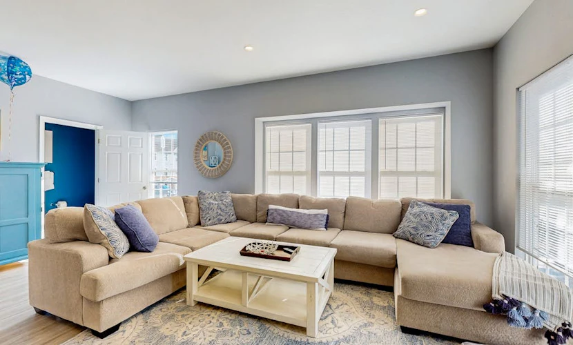 Creekside townhouse with patio, grill & community pool - pet friendly