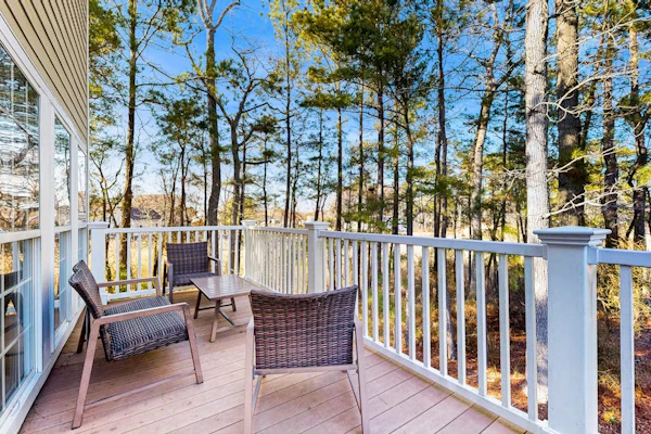Creekside townhouse with patio, grill & community pool - pet friendly