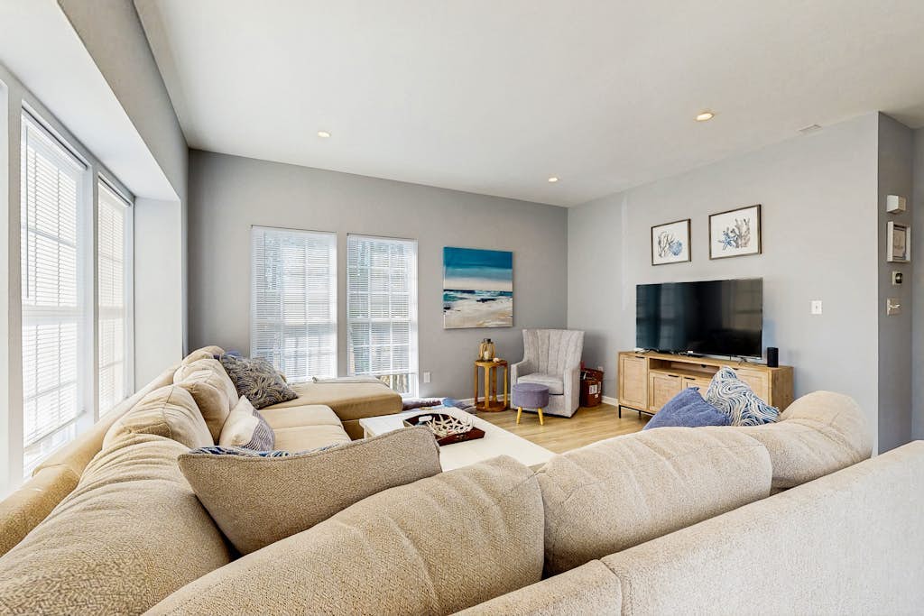 Creekside townhouse with patio, grill & community pool - pet friendly
