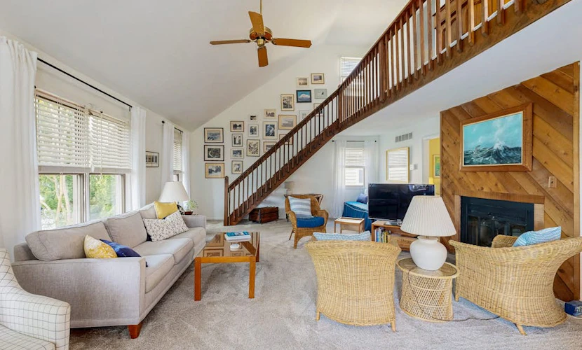 Charming Beach home with central ac, spacious Living Room and private deck