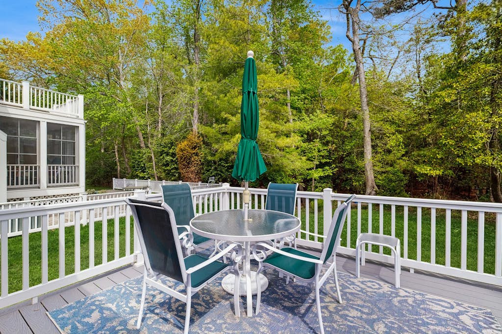 Charming Beach home with central ac, spacious Living Room and private deck