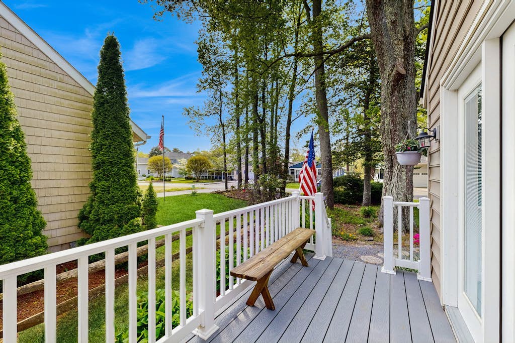 Charming Beach home with central ac, spacious Living Room and private deck