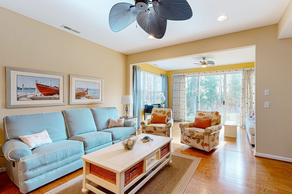 Bayville Shores townhome, AC, & W/D - pool, gym & tennis court access
