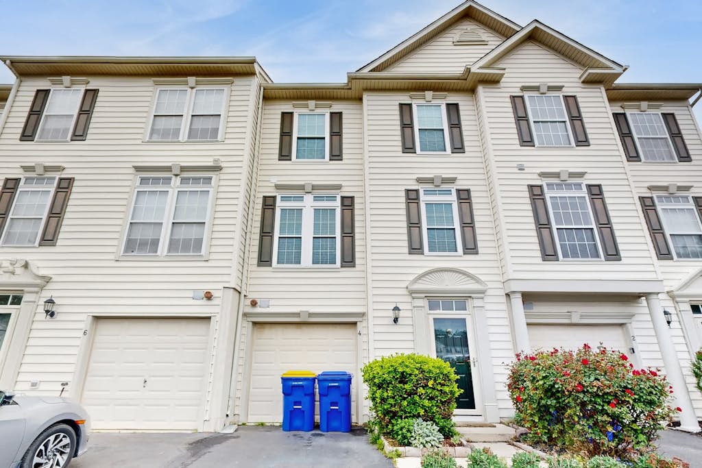 Townhomes of Providence townhome w/community pool, deck, patio, grill