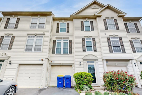 Townhomes of Providence townhome w/community pool, deck, patio, grill