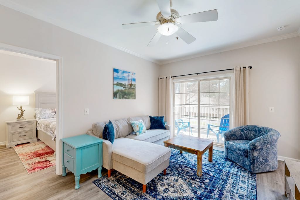 Creekwood condo with on-site pool & patio -  near shopping/dining