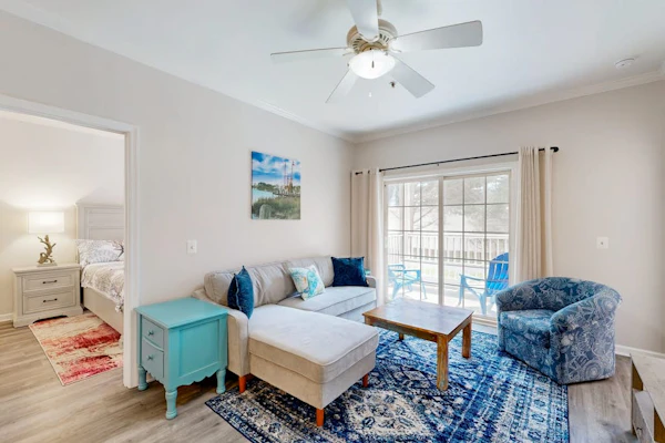 Creekwood condo with on-site pool & patio - near shopping/dining