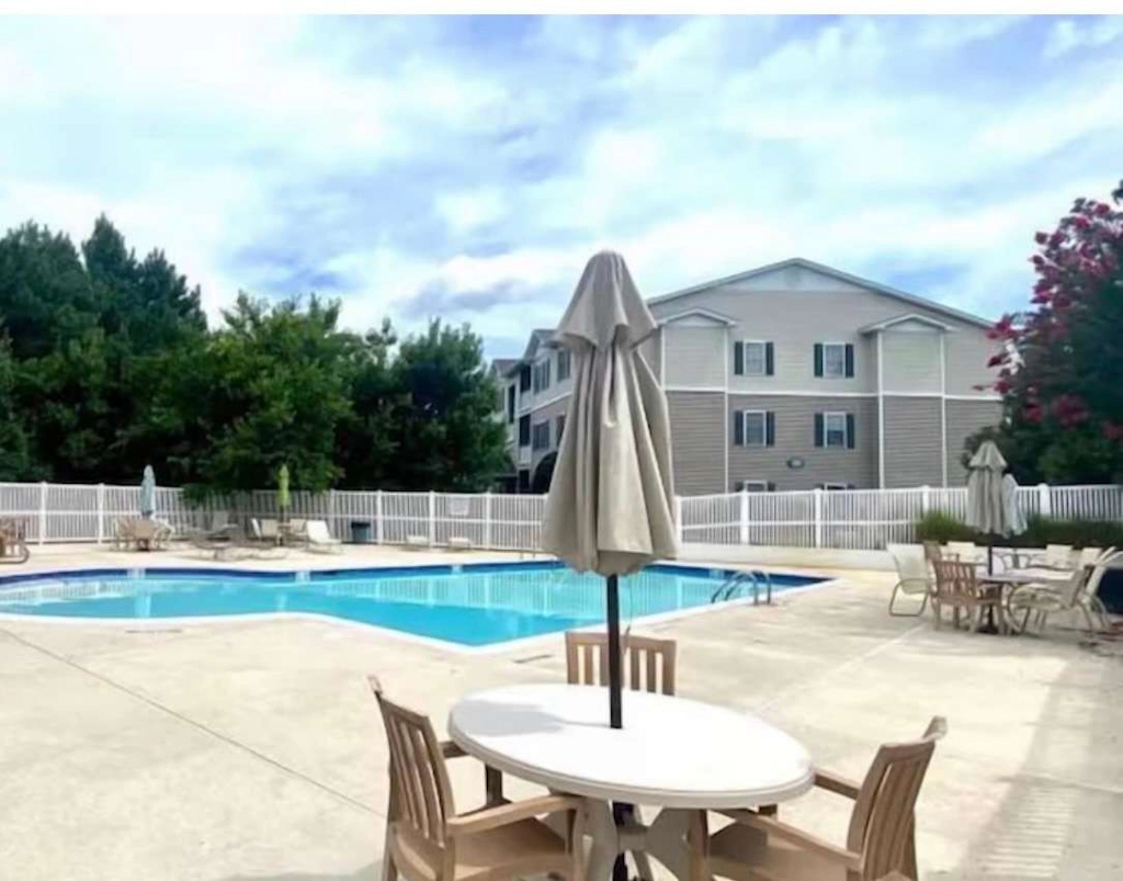 Creekwood - 200 Pebble Dr #205