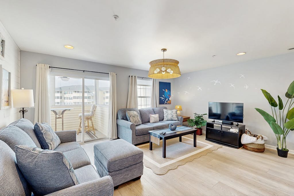 The Palms sunny condo near the ocean with pool, washer/dryer & central AC