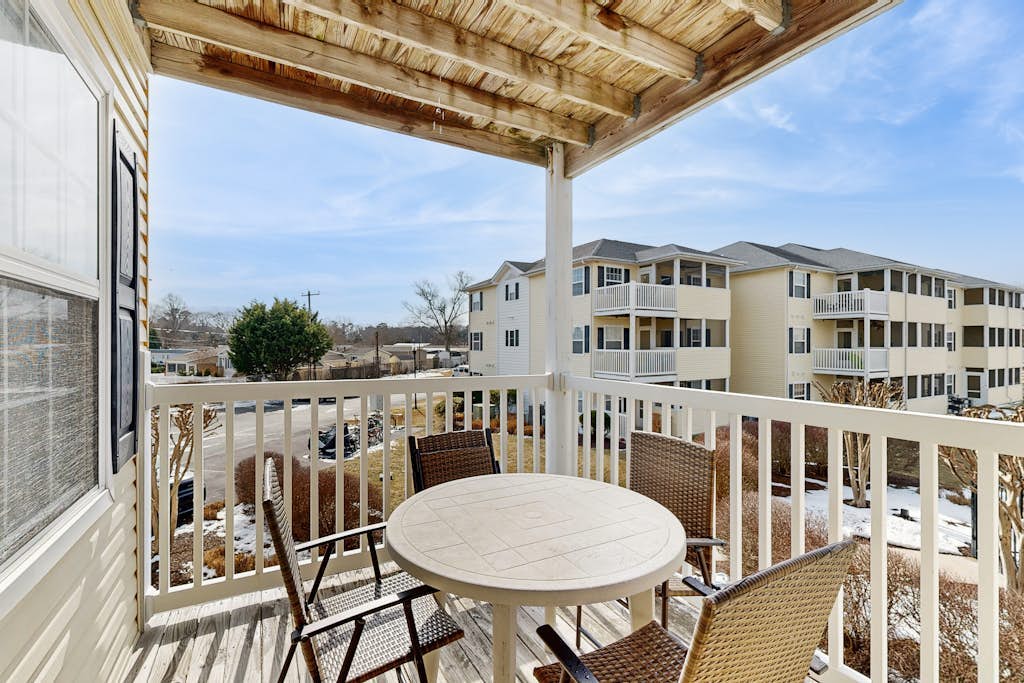 The Palms sunny condo near the ocean with pool, washer/dryer & central AC