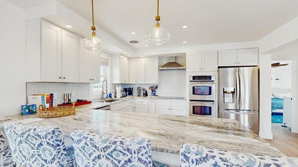 Keen-Wik on the Bay bay front home w/private pool & hot tub