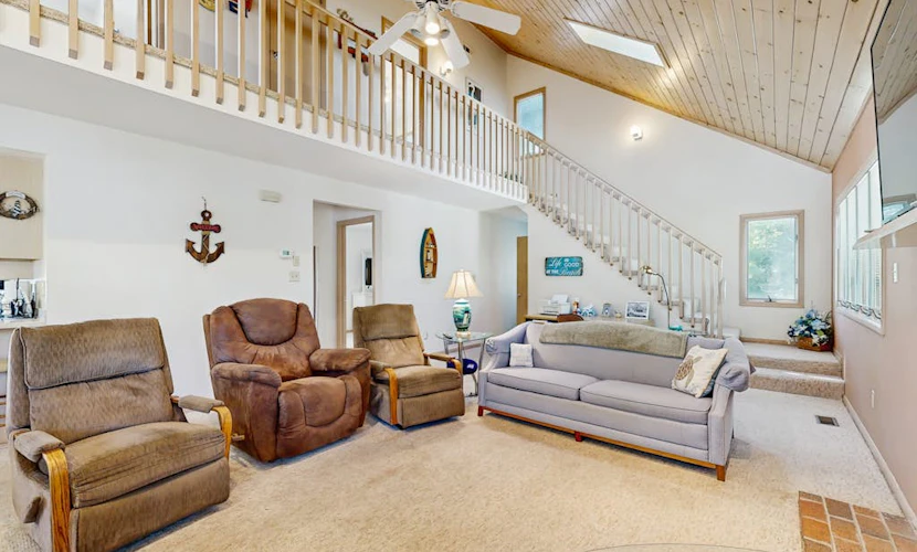 Rogers Haven spacious house w/deck, patio, balcony & grill