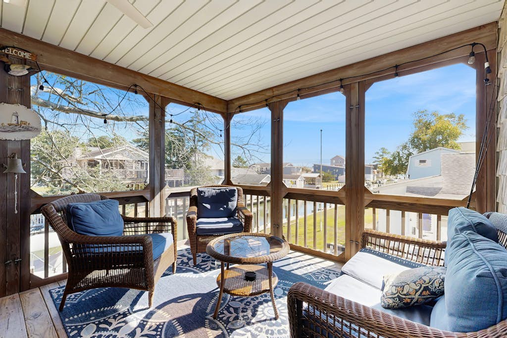 Rogers Haven spacious house w/deck, patio, balcony & grill