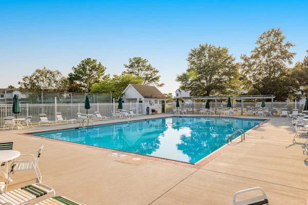 Mallard Lakes townhouse w/community pool, tennis & basketball court