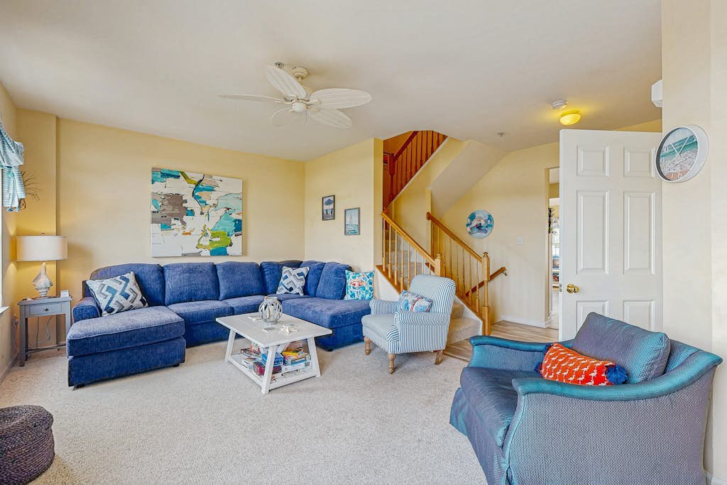 Townhomes of Providence spacious townhouse w/shared pool, patio & grill