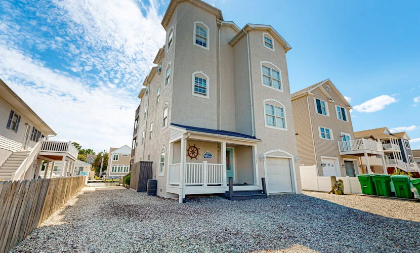 Edgewater Acres dog friendly house w/private hot tub, pool table, deck