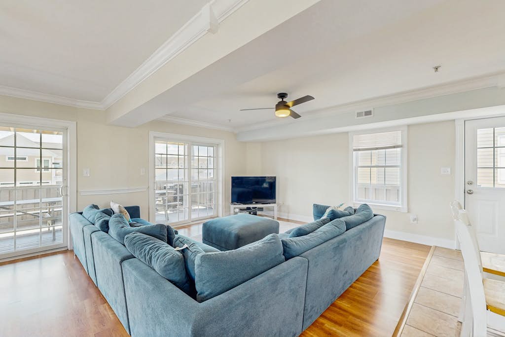 Edgewater Acres dog friendly house w/private hot tub, pool table, deck