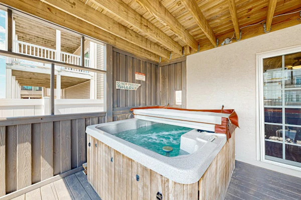 Edgewater Acres dog friendly house w/private hot tub, pool table, deck