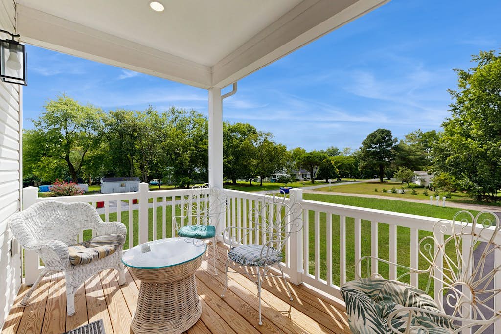 Spacious house with patio, grill, W/D, Free WIFI, close to restaurants