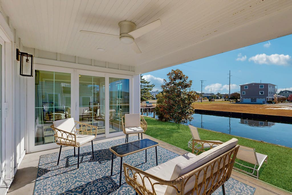 Spacious pet friendly waterfront house w/deck, patio, balcony & gas grill