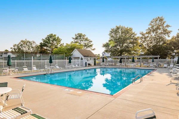 Mallard Lakes townhouse w/community pool, tennis & basketball court