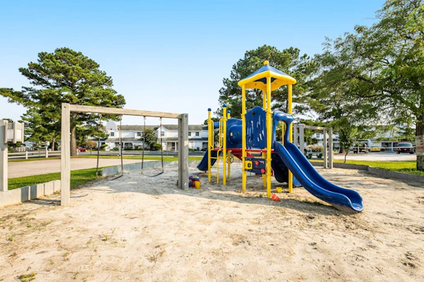 Mallard Lakes townhouse w/community pool, tennis & basketball court