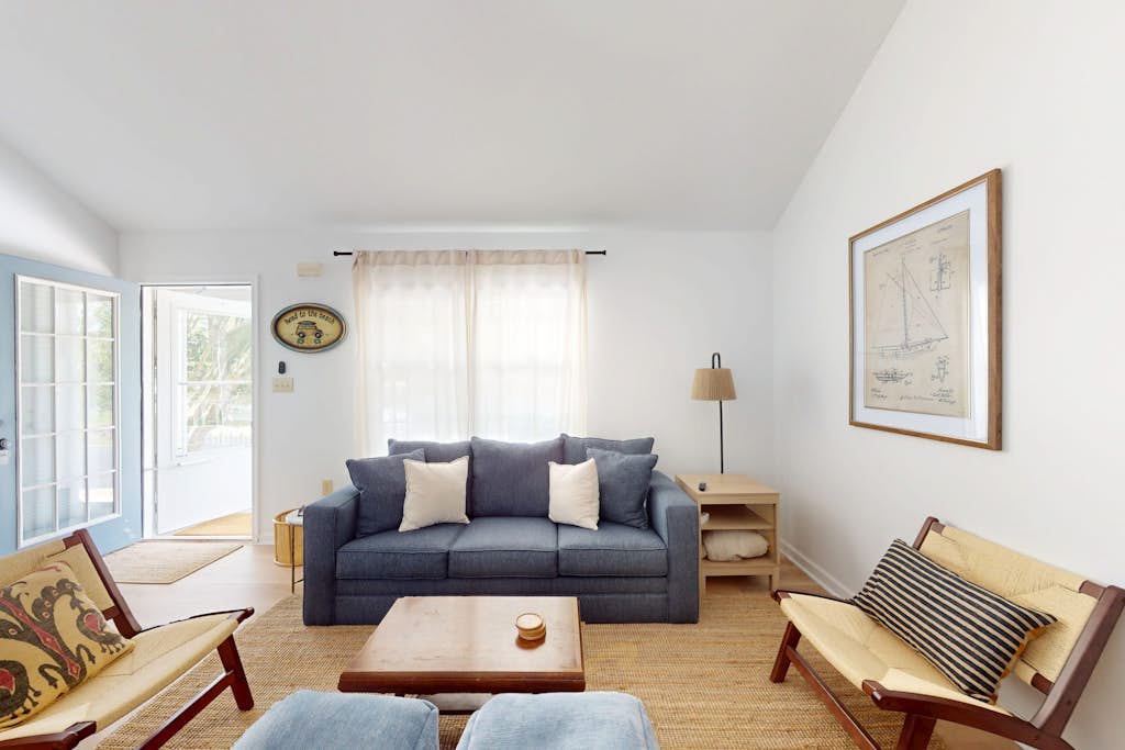 Peaceful single family home with shared pool and sports courts access