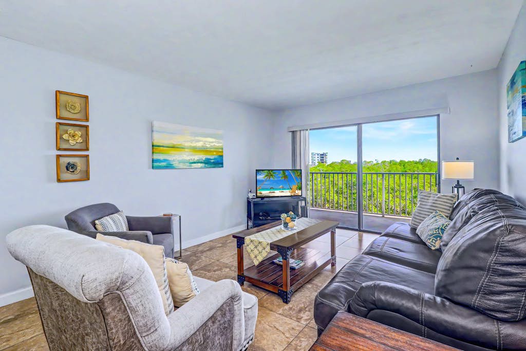 Waterfront Amenities, Walkable Dining & Gulf Beaches Nearby