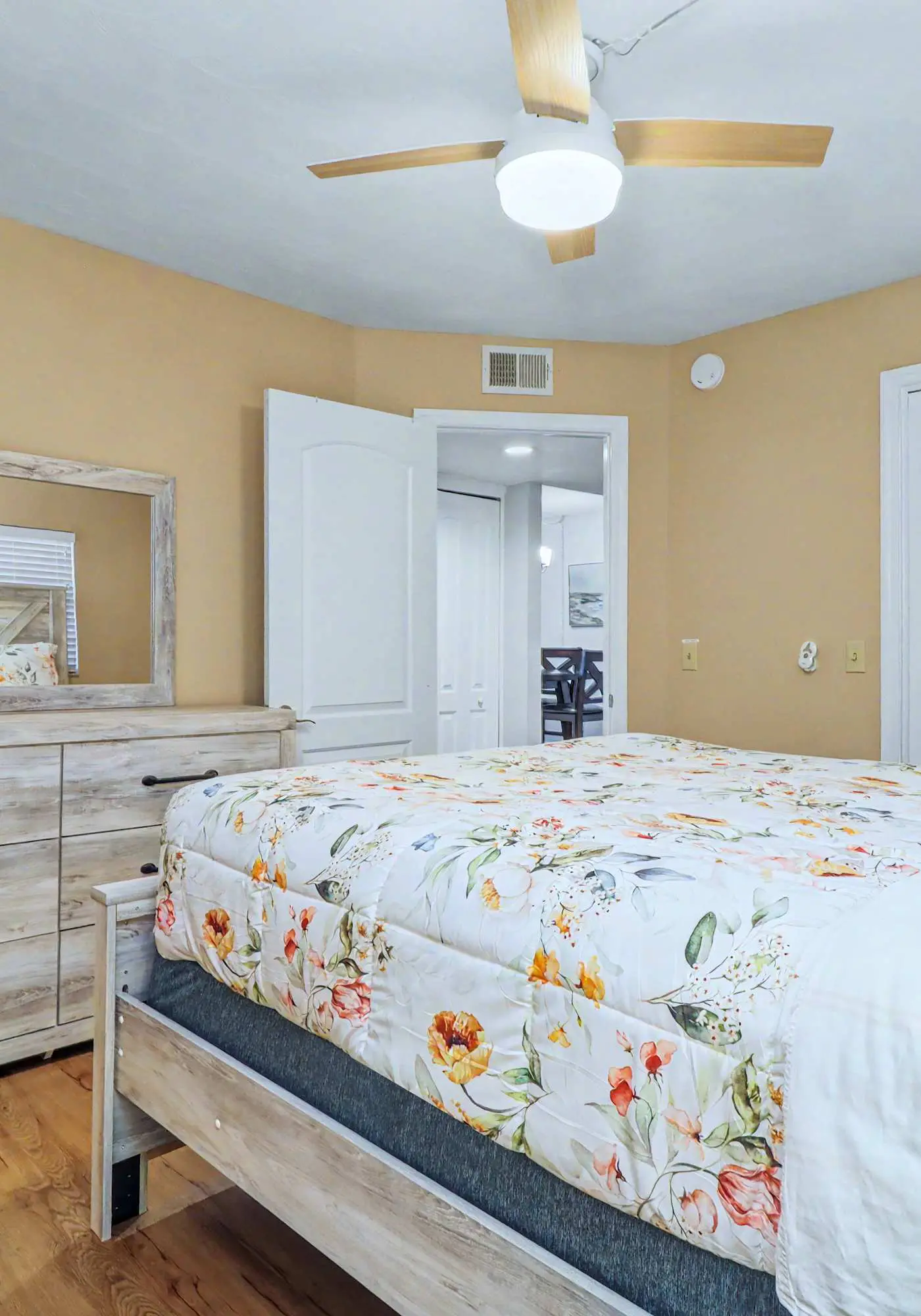 Waterfront Amenities, Walkable Dining & Gulf Beaches Nearby
