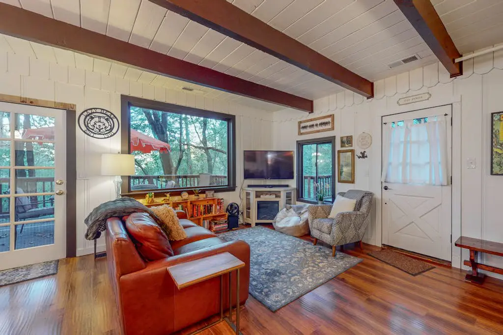 The Lazy Bear - Forestville Dog-Friendly Forest Cabin with Hot Tub